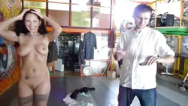 Deux étudiants après la fête ont décidé de fumer de l'herbe, puis d'avoir des relations pornos super sexuelles