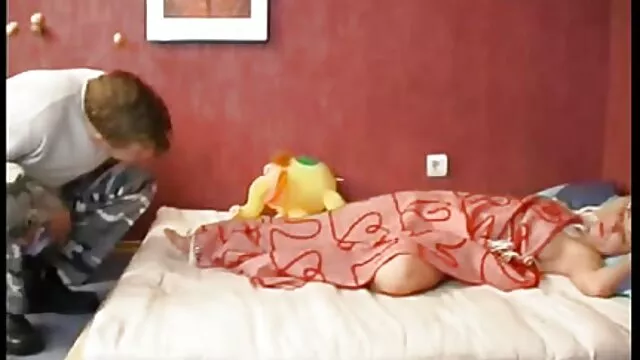 Une xxx vidéos x rousse sexy baise avec un merveilleux motard dans la grange