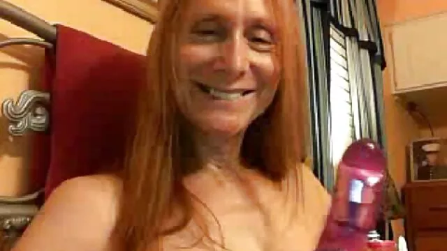 Un Japonais chauve baise férocement une chienne aux gros seins avec une chatte poilue et lui films pornographiques vidéos remplit le visage de sperme