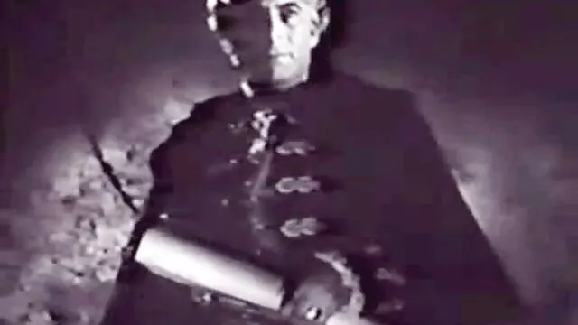 Le bébé a enlevé sa culotte, s'est mis à quatre pattes et, plongeant ses doigts dans la six video prono chatte et le cul