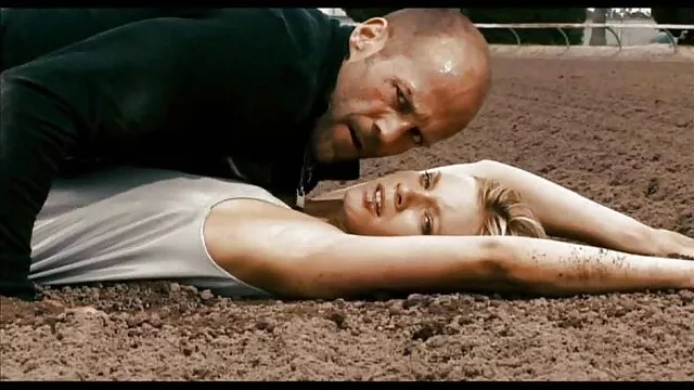 Le mec a baisé une brune mature sur une table de billard video x adult