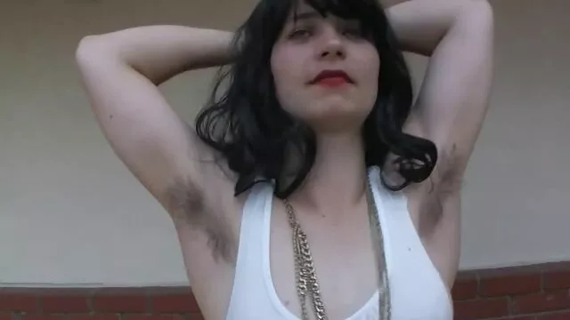 Cutie lave la vaisselle et son mari a video sex anal arab plié son crustacé et baisé sur la table, russe