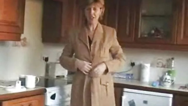 Le mec baise une brune et remplit le pubis xxx africain video de sperme