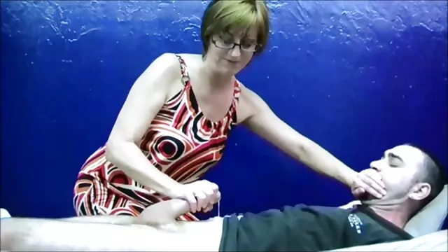 Sperme sucer le vidéos sex sperme de la bouteille de mamelon