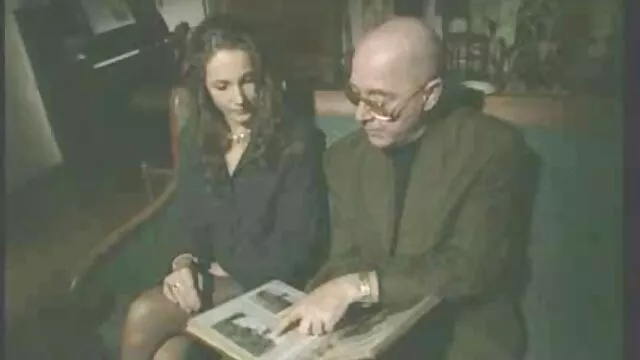 Gode ​​violet dans la a video porno chatte d'une brune en chaleur