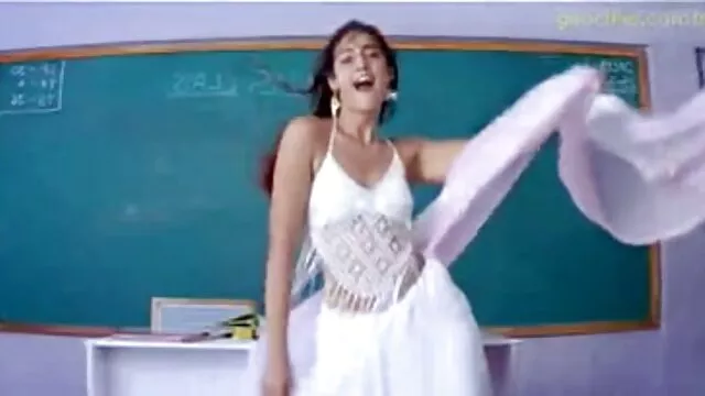 La serveuse sexy aux gros seins Alyssa Kent video porn jeune baise un client pour un pourboire