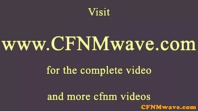 Une fille avec un joli visage a abaissé son pyjama orange, révélant ses magnifiques seins, et elle xxxx orno l'a pris dans sa bouche et l'a caressé jusqu'à ce qu'elle reçoive un jet chaud