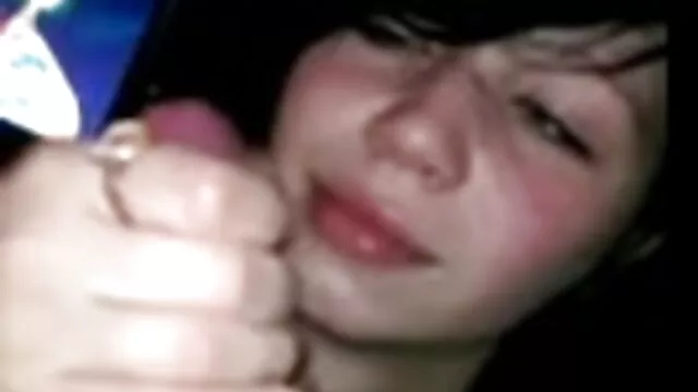 Une jeune brune caresse la chatte avec video sax porno ses doigts