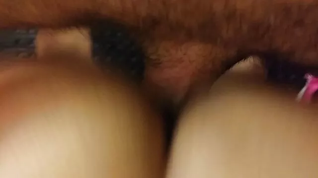 Un mulâtre mignon sex porno tube video suce la grosse bite d'un mec et baise dessus