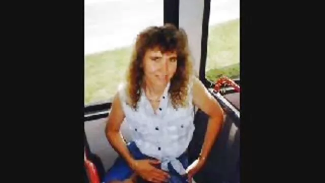 Échangeant de place, les gars ont traité les trous de la pute des deux côtés et ont même essayé de mener une attaque anale sur le trou du cul déchiré de la brune x vidéo américain