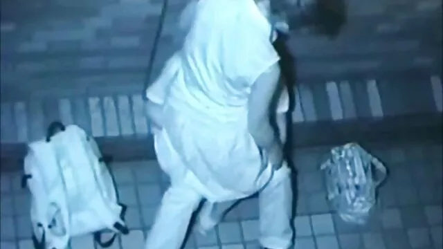 Jolie fille se masturbe sur film x en video un banc de parc