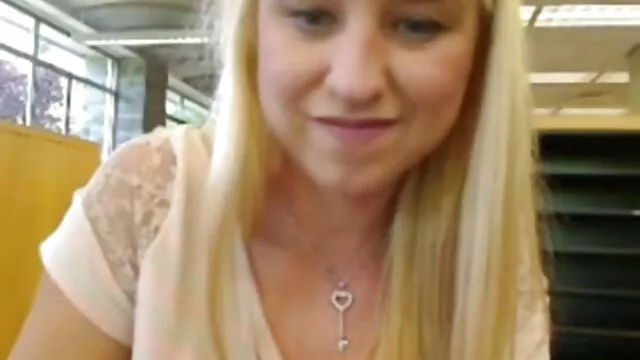 Deux hommes dépravés ont amené une jeune chienne aux cheveux roux à Els et l'ont baisée video pournu durement