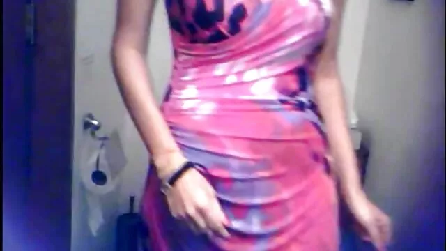 Une brune prono anal chaude caresse la chatte avec un gode brutal