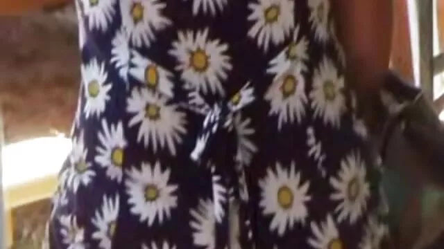 La chienne video promo xxx a inséré un gode vert dans sa chatte