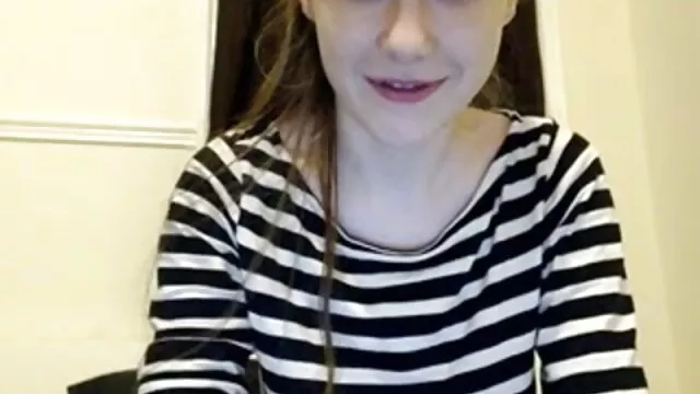 Ébène aux gros seins se déshabille x porni en musique dans la salle de bain