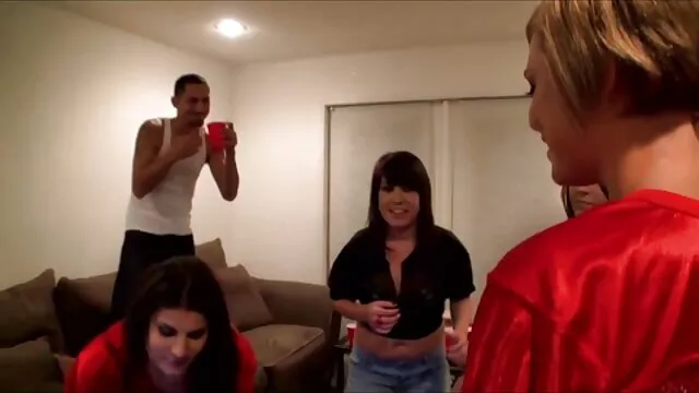 Une lesbienne blonde sexy délicate caresse passionnément son amie porno video bobaraba