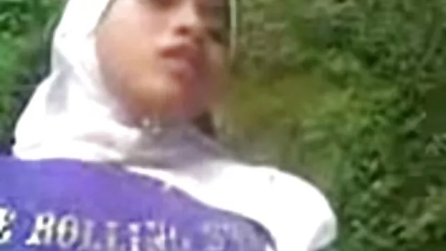 Une chienne à la chatte vidéos film porno poilue a inséré un plug dans son trou du cul et se branle la chatte