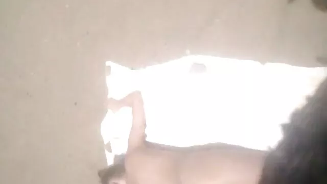 Ne laissant que des bas noirs et de porno 80 90 beaux sous-vêtements sur son corps, la blonde s'est allongée et a attendu qu'elle se fasse baiser