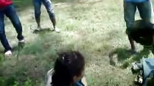 Le mec a baisé une jeune femme chinoise viedeo xx et a rempli son corps de sperme