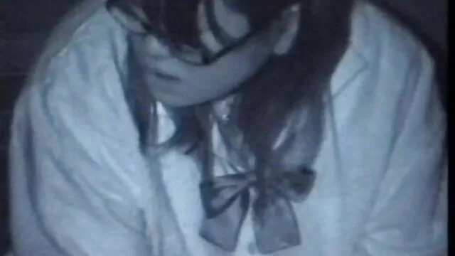 Brunette aux gros seins suce habilement la bite et se fait baiser des vidéos xxx dans la chatte