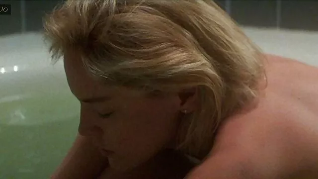 La belle blonde sexy Emma Mae baise son clip porno free beau-père
