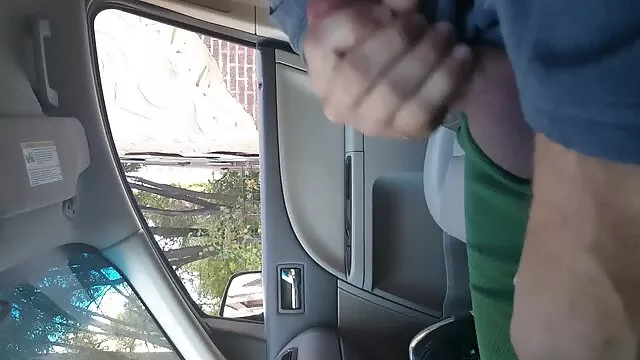 Une grande color porno femme aux seins élastiques caresse les trous et les fouets en anal