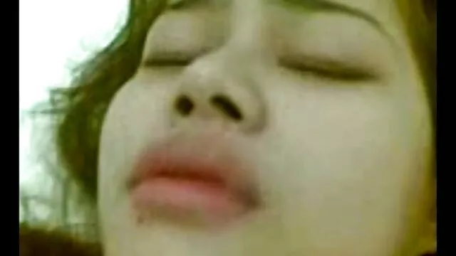 Deux hommes video xxx nik gays s'amusent sur le lit