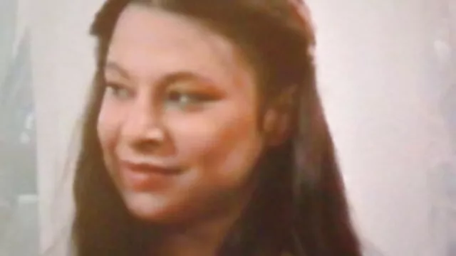 Une bête aux gros seins et vidéo free porn aux cheveux roux frotte sa chatte à travers sa culotte