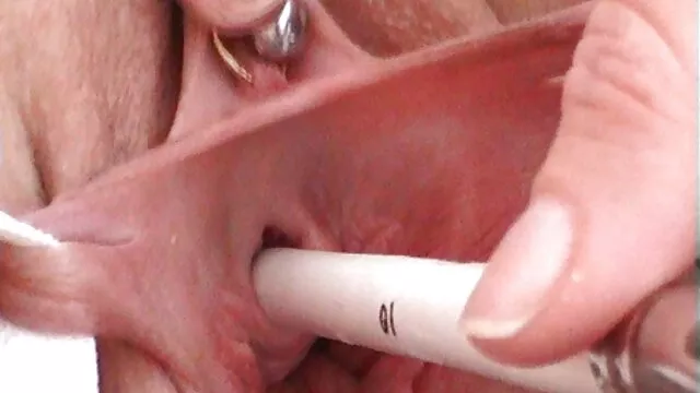 Un beau brutal est entré dans un café rétro des années video xxx porne 60 et a baisé une serveuse