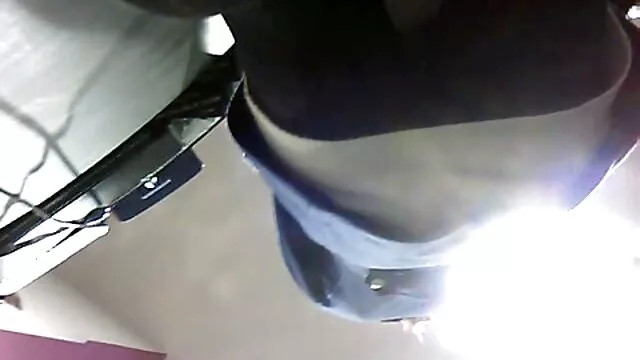 Le sperme blanc coule sur le visage video pornographique hd de la beauté