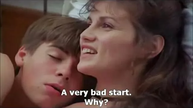 Un grand mec chauve a xx oorno léché la chatte d'une jeune blonde et l'a baisée