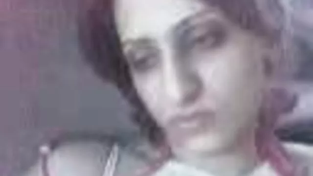 Un vide0 p0rn0 homme à tour de rôle baise sa femme et son mari en anal