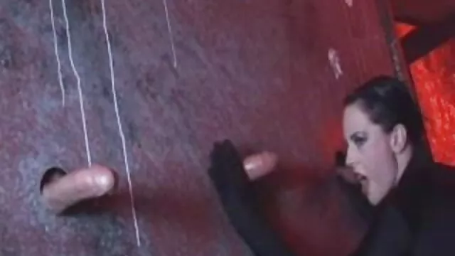 Une jolie chienne pormo hd dans le parking suce la bite d'un passager