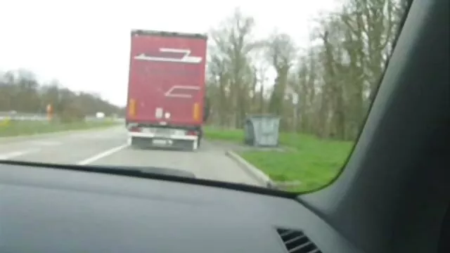 Douce jeune chatte chaude vidéo xxxn au chocolat