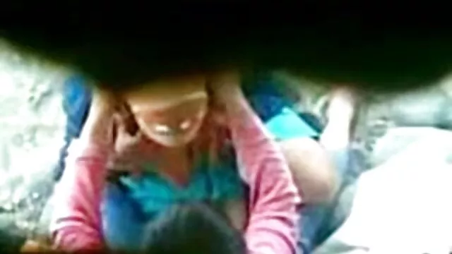 Une jeune brune suce une bite devant video sexe college la caméra