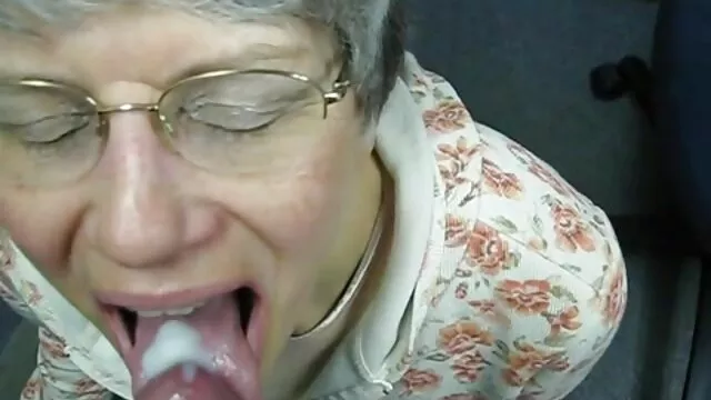 Grande brune sexy aux longues vidéos x arab jambes baise avec un mec en anal