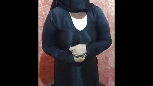 La chienne xxx video africaine a été baisée à l'extérieur en anal