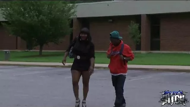 Une porono xxx vidéo blonde sexy a fait un sexe de nouvel an sous le sapin de Noël