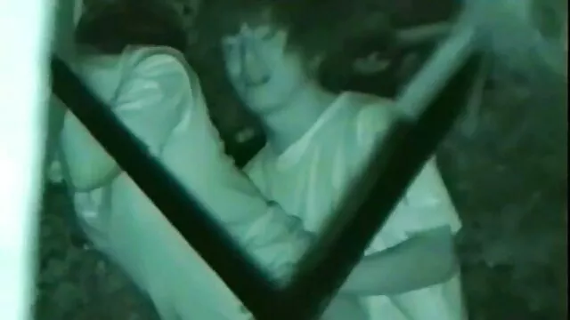 La fille, laissée seule avec elle-même, n'a pas pu résister et s'est fait baiser video paurno