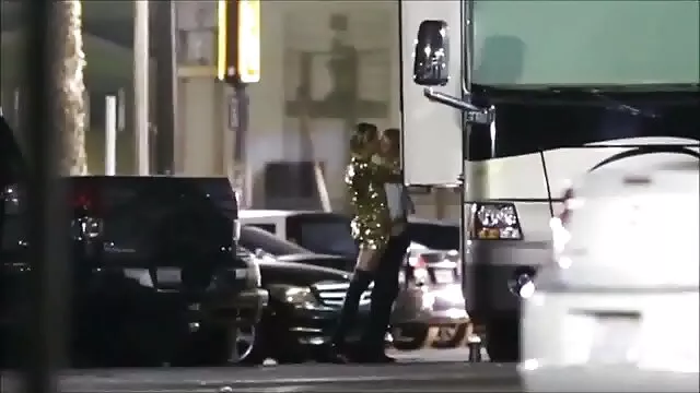 Le mec a brisé toutes les fissures de la chienne porno 13 14 rouge