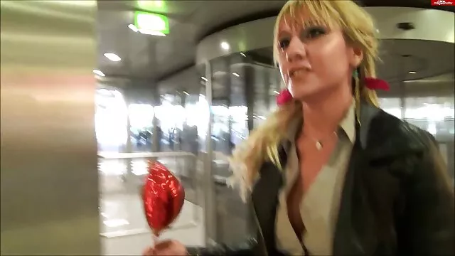 Une belle fille s'accouple le matin avec un vieil homme aux cheveux v caseros xxx gris, un amateur de yoga