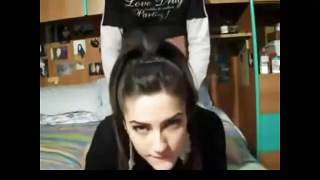 Le mari a ramené une amie à la maison et les video de xxx ensemble ils l'ont baisée