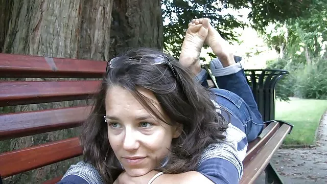 Sexy babe détendue au vidéo sex hd casting avec un producteur lubrique