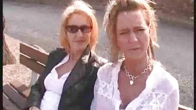 Le mec est assis sur les toilettes et la chienne suce sa bite malodorante pprno enespañol