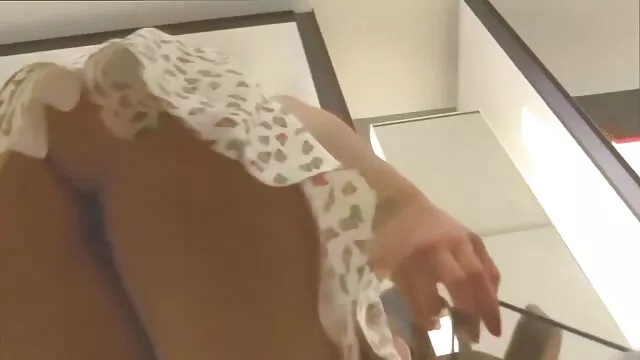 Une fille asiatique vidéo xxx 2019 a serré la bite de son client avec ses jambes