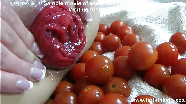 Cette brune brûlante saute sur le pénis po rnos du mâle avec une telle vitesse qu'il semble maintenant que sa queue s'enflamme, à cause d'une telle friction