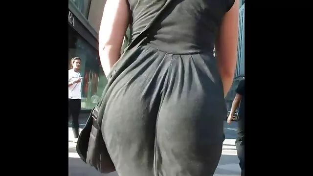 Une blonde mince montre une chatte sous la douche pporno xxx