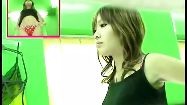 La blonde Marissa caresse la chatte avec ses bideos pornu doigts