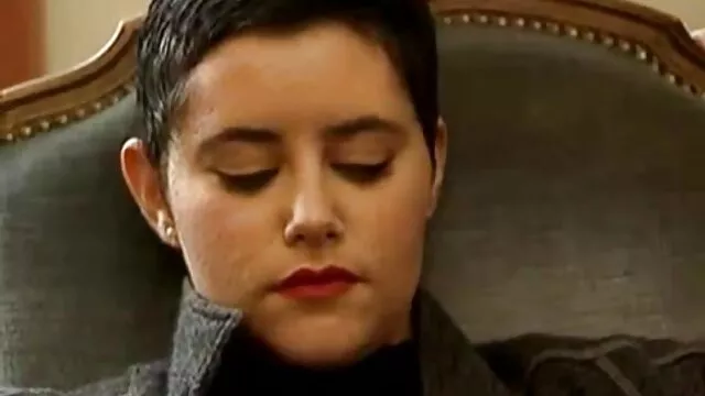 La fille chouchoute son anal avec des jouets devant la caméra porno supe