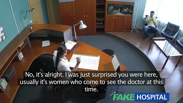 La nana se trouve près de la piscine et lui vidéos porono caresse la chatte